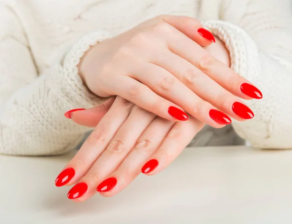 Manos Una Joven Con Manicura Roja — Foto de Stock