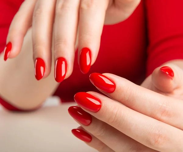 一个年轻女子的手与深红色的修指甲 — 图库照片
