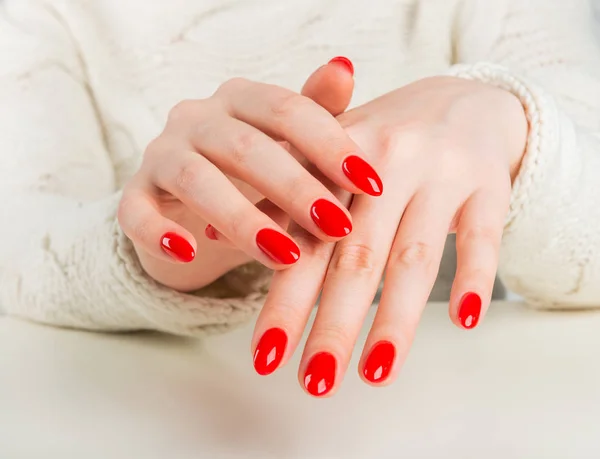 Mains Une Jeune Femme Avec Manucure Rouge — Photo