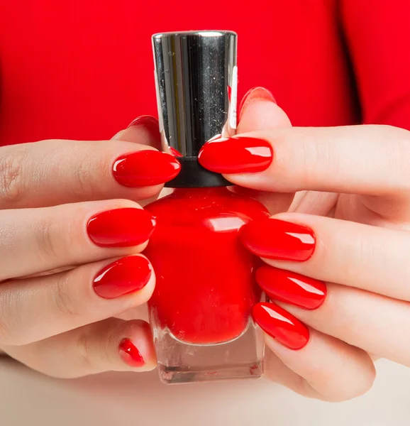 Weibliche Hand Mit Roter Nagellackflasche — Stockfoto