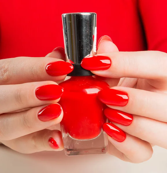 Mano Femenina Con Botella Esmalte Uñas Rojo — Foto de Stock