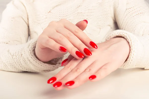 Handen Van Een Jonge Vrouw Met Rode Manicure — Stockfoto