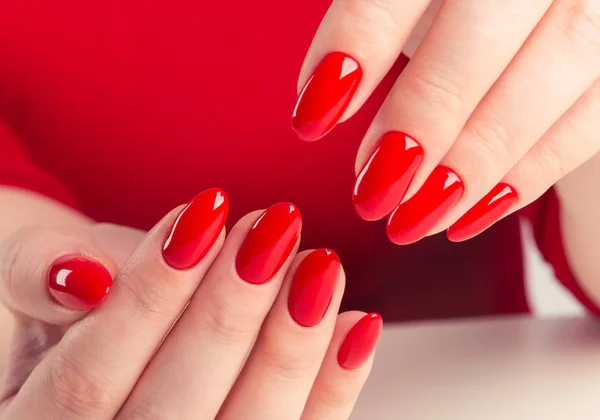 Ręce Młodej Kobiety Czerwonym Manicure — Zdjęcie stockowe