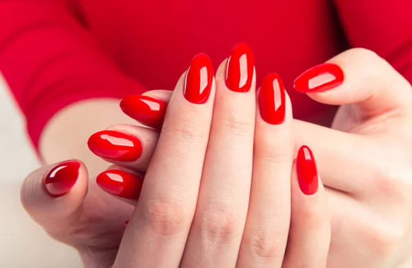 Manos Una Joven Con Manicura Roja — Foto de Stock