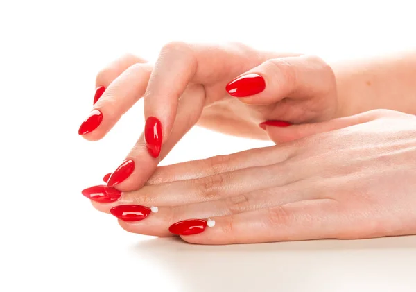Kvinnlig Hand Med Rött Manikyr Tillämpa Kräm Nagelbanden Isolerad Vit — Stockfoto