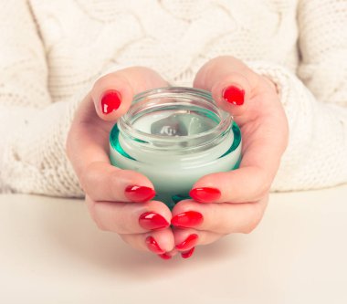 Genç kadın güzel elleri ile krem kavanoz