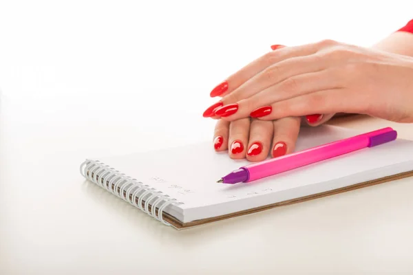 女性の手のペンと リスト — ストック写真