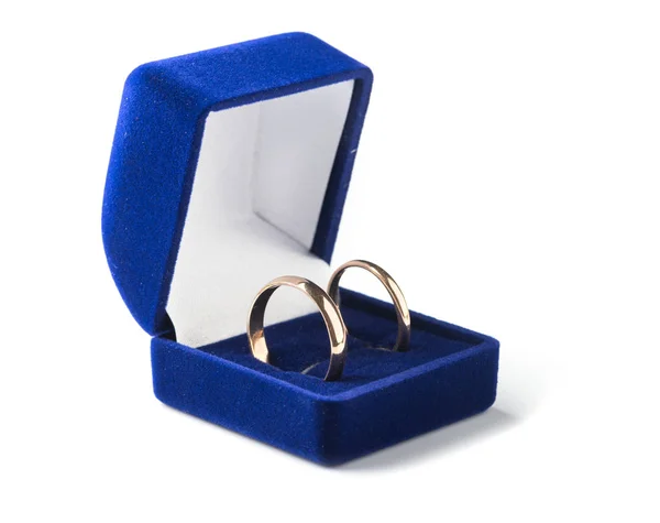 青のジュエリー ボックスにゴールドの結婚指輪 — ストック写真