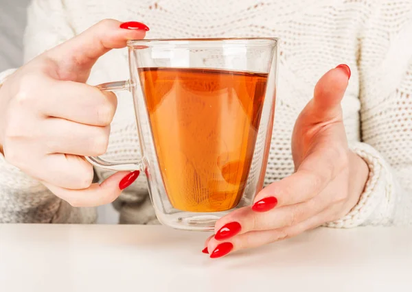 Mains Féminines Tenant Une Tasse Transparente Thé Chaud Belle Manucure — Photo