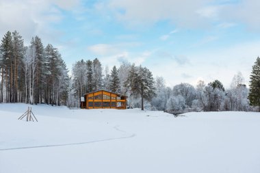Ahşap evde doğal alan kar ile kaplı