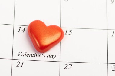 14 Şubat Sevgililer Günü 'nde kırmızı kalplerle takvim sayfası.