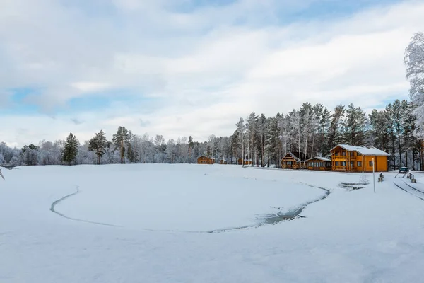 Houten Huis Een Natuurgebied Met Vers Gevallen Sneeuw Bedekt — Stockfoto