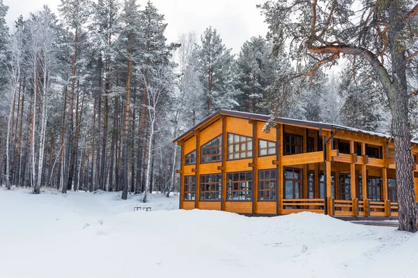 Casa Madera Área Natural Cubierta Nieve Recién Caída — Foto de Stock