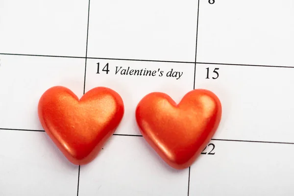 バレンタインデーの2月14日の赤いハートのカレンダーページ — ストック写真