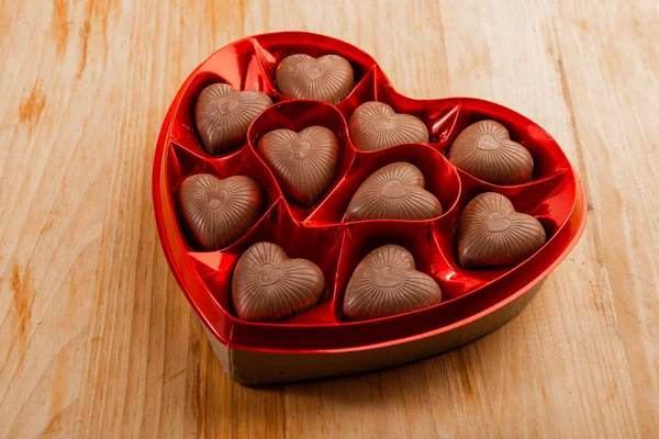 Pralines Chocolate Caixa Forma Coração Vermelho Mesa — Fotografia de Stock