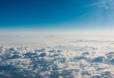 bulutlar. havada uçan bir uçağın penceresinden görüntülemek