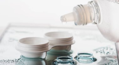 Objektif çözüm ve durum tablo ile şişe