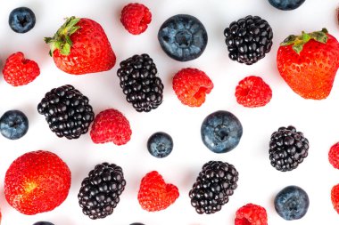 Beyaz arka plan üzerinde taze çilek. 