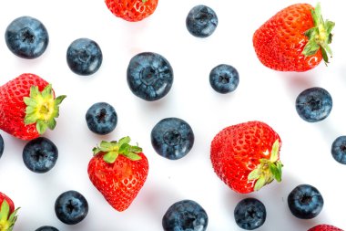 çeşitli taze çilek: çilek ve yaban mersini