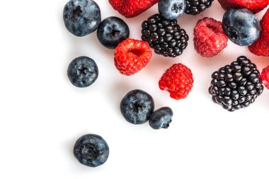 Beyaz arka plan üzerinde taze çilek. 