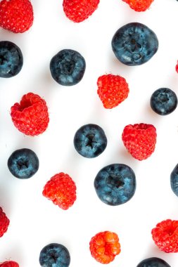 Taze yaban mersini ve ahududu, üstten görünüm 