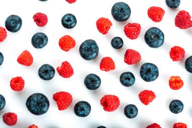 Taze yaban mersini ve ahududu, üstten görünüm 