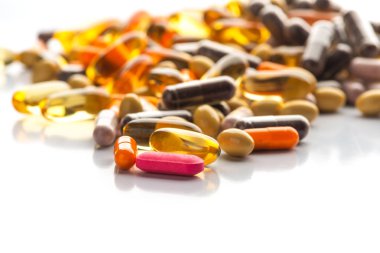 Çok renkli izole hap ve kapsül beyaz yüzeyi