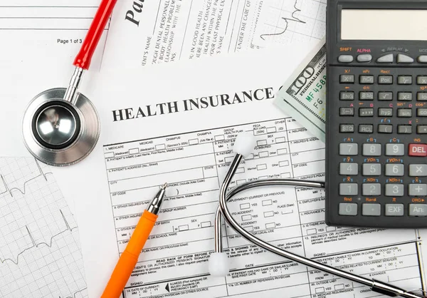 卫生保健费用或医疗保险的听诊器和计算器符号 — 图库照片