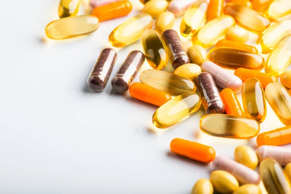 Veelkleurige Geïsoleerde Pillen Capsules Het Witte Oppervlak — Stockfoto