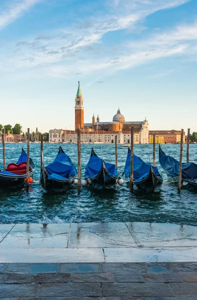 Gondole Zacumowane Przez Świętego Marka Kwadratowych Kościoła San Giorgio Maggiore — Zdjęcie stockowe