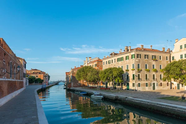 Pequeño Canal Tranquilo Hermoso Venecia Italia — Foto de Stock