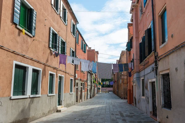 ヴェネツィア イタリアの外で乾燥ランドリー布で小さな通り ストックフォト