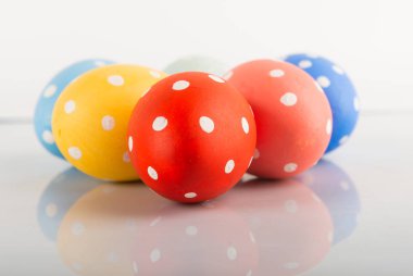 beyaza boyanmış Paskalya yumurtası