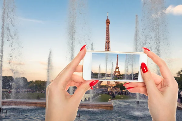 Женщина Фотографирует Эйфелеву Башню Tour Eiffel Фонтанами — стоковое фото