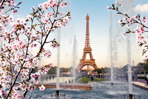 Våren Paris Eiffeltornet Tour Eiffel Med Fontäner — Stockfoto