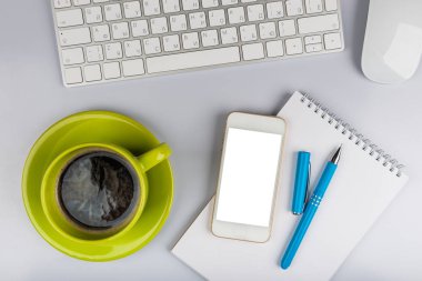 Ofis resepsiyon masası bilgisayar klavye, telefon ve kahve Kupası ile. 