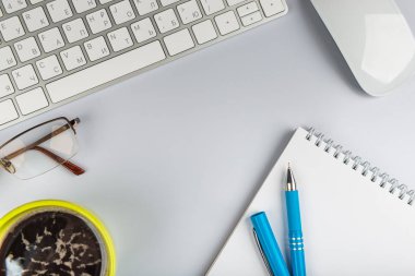 Ofis resepsiyon masası bilgisayar klavye ve kahve Kupası ile.