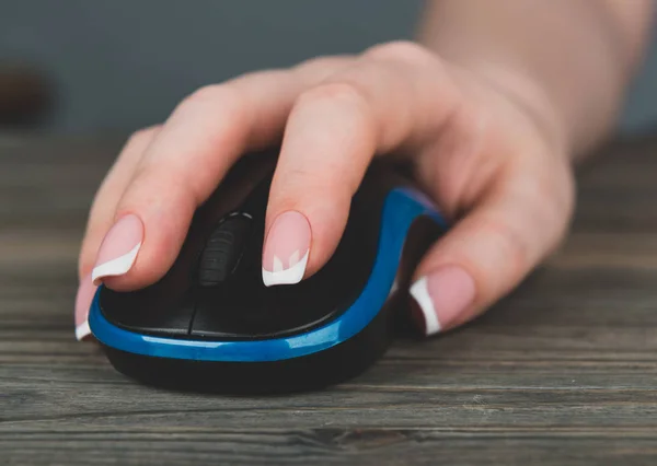 Hand using computer mouse — Stock Photo, Image