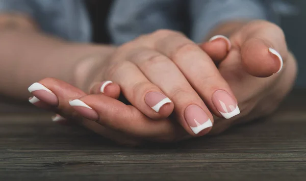 Mani donna con manicure francese — Foto Stock