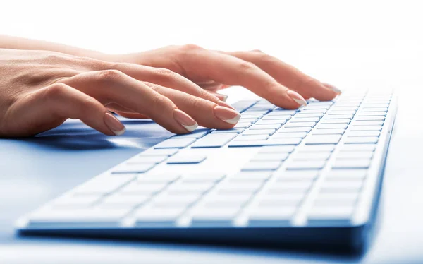 Mujer escribiendo a mano en el teclado — Foto de Stock