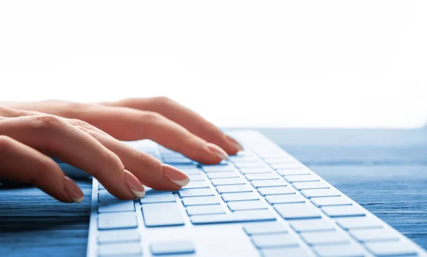 Woman hand typing on keyboard — Stock Photo, Image