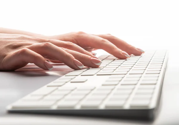 Dactylographie mains féminines sur le clavier — Photo