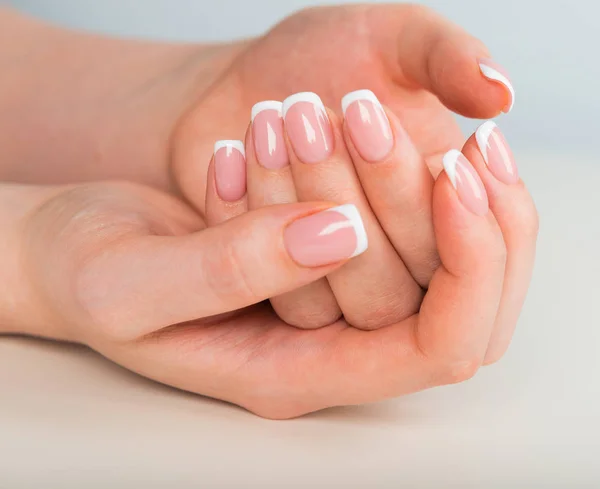 Manicura francesa. Esmalte de uñas . — Foto de Stock