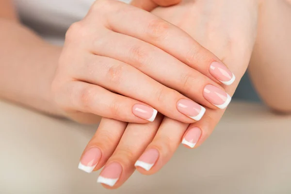 Mooie Vrouw Handen Met Prachtige Nagels Manicure Salon Met Frans — Stockfoto