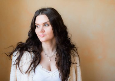 kadın düşünme ve yan görünümlü 