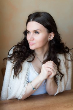 kadın düşünme ve yan görünümlü 