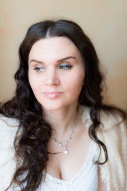 kadın düşünme ve yan görünümlü 