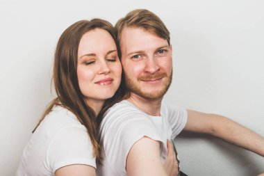 çekici kadın sakallı adam sarılmak