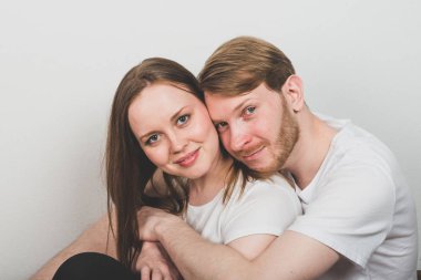 sakallı adam sarılma çekici kadın