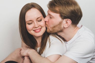 sakallı adam sarılma çekici kadın